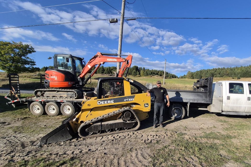 Machinerie d'Excavation AP Gagné comprenant un Skid Steer John Deere 329D, une excavatrice Kubota U55 et un camion Ford F550.
