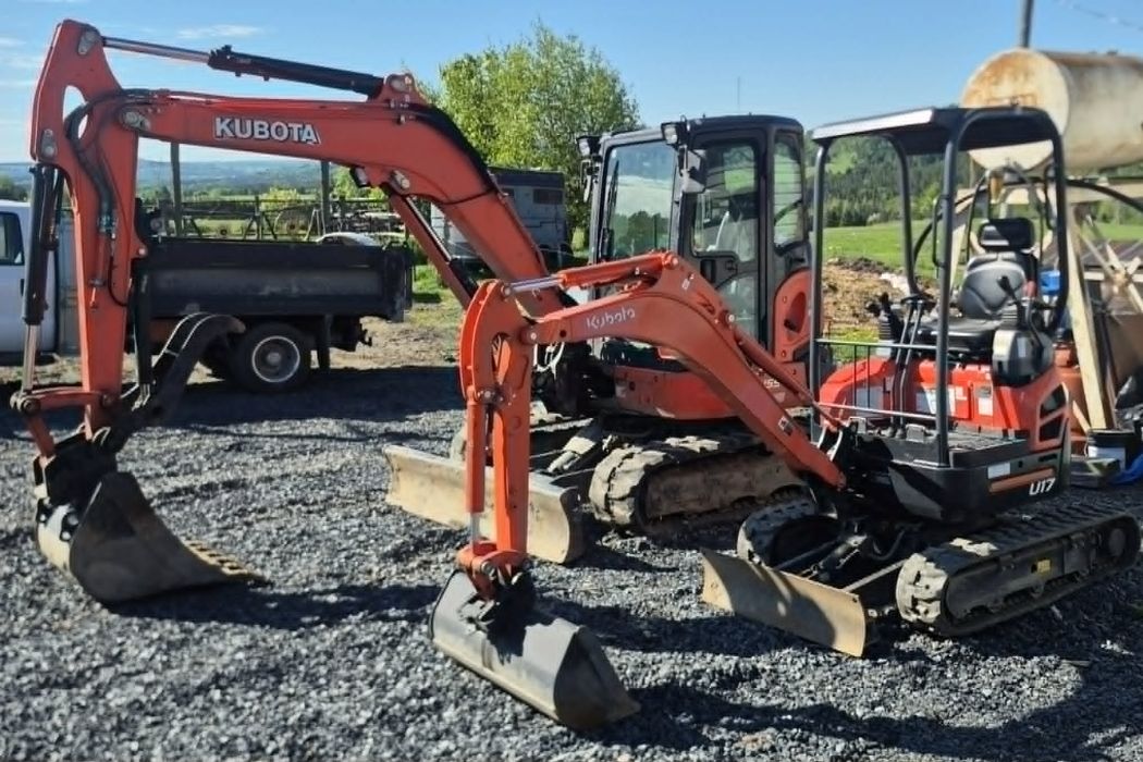 Excavatrices Kubota U55 et Kubota U17 de la flotte d'Excavation AP Gagné prêtes à intervenir sur différents chantiers.